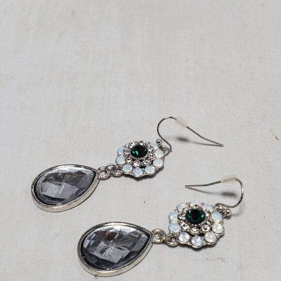 Bijou Silver Crystal Dangle emerald-green center fish hook Earring - Picture 4 of 6